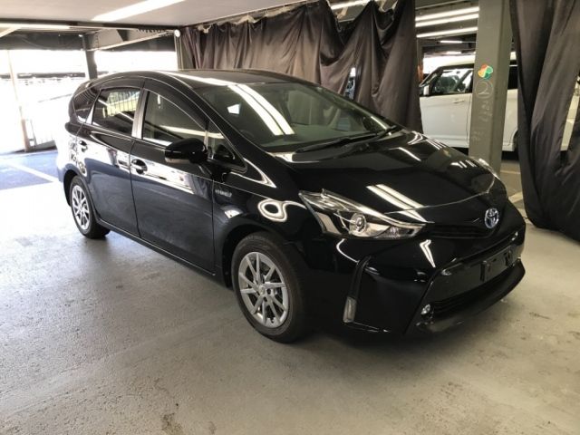 1068 Toyota Prius alpha ZVW41W 2017 г. (NISSAN Osaka)